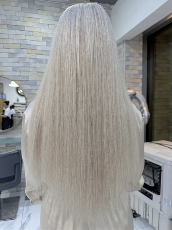 Mega Volume 200+ Capsules Without Heaviness. A high-volume transformation for special occasions. Despite the strand count, the result stays light due to micro-format attachment design.