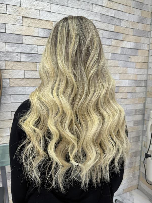 Macro Close-Up: Precision of Our Jeweler-Grade Work. Our quality standard at close range: clean Italian keratin rows, no glue overflow, and rice-size capsules. Full scalp safety and comfort.