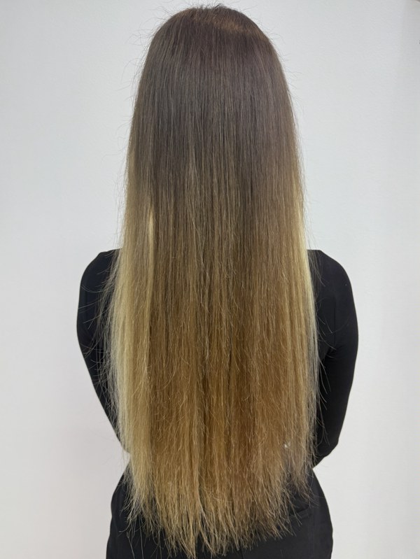 Ombre Gradient: Seamless Color Transition. A sophisticated root-to-end transition created with custom strand mixing, including multi-tone placement in individual micro capsules.